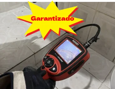Diagnóstico con Cámara en un fregadero revisando la salud del tuvo antes de destapar.