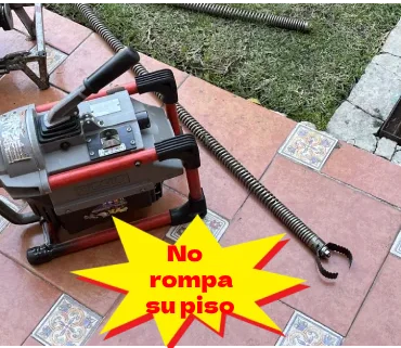 Maquinaria para destapar drenaje , junto a un cable de asero que se encarga de girar dentro del drenaje y lograr destapacaños